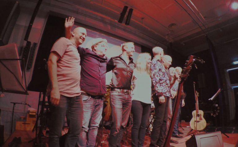 Bild av bandet Endless som tackar publiken efter en spelning i Uddevalla